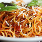 Спагети с доматен сос, кайма и сирене