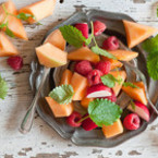 Плодова салата от пъпеш с ябълки и малини