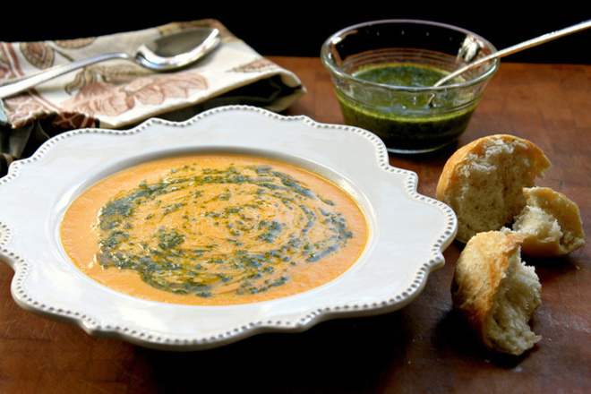 Крем супа от моркови с песто и джинджифил