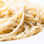 Medium spageti s maslo i cheren piper