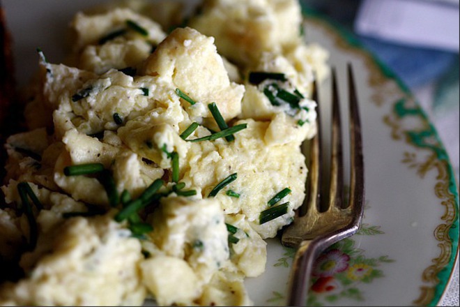 Бъркани яйца със сирене и зелен лук