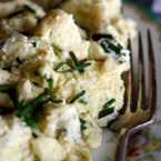 Бъркани яйца със сирене и зелен лук