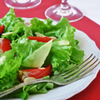 Medium zelena salata s yagodi i filirani bademi