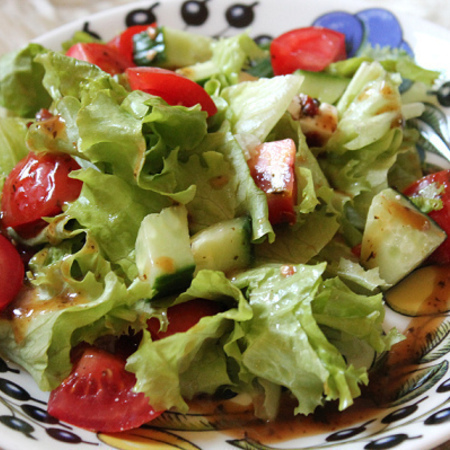 Large zelena salata s domati krastavitsi i chili sos