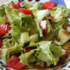 Medium zelena salata s domati krastavitsi i chili sos
