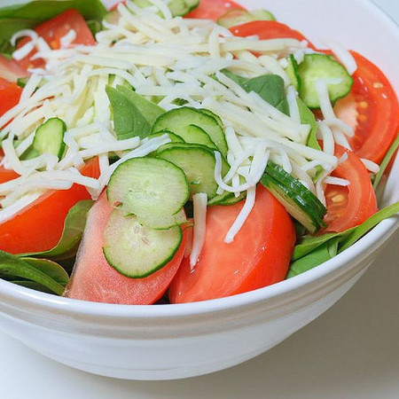 Large salata ot spanak s domati krastavitsi i kashkaval