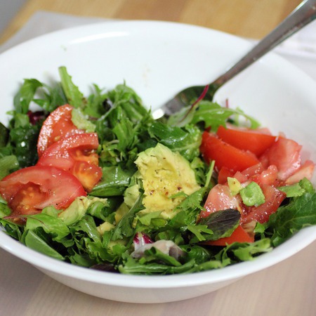 Large salata ot rukola s avokado i domati