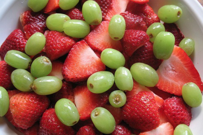 Плодова салата от ягоди с грозде