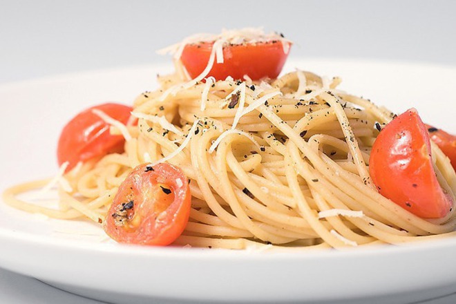 Спагети с чери домати и пармезан