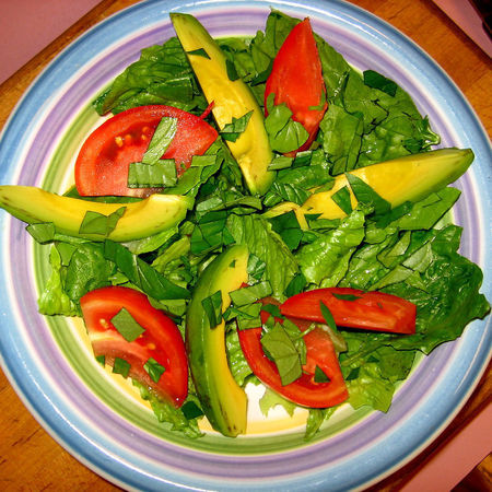 Large zelena salata s avokado i bosilek