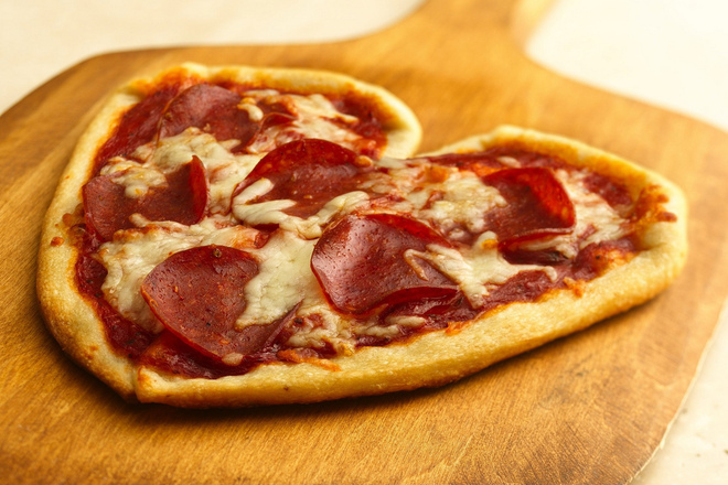 Пица с моцарела и салам във формата на сърце