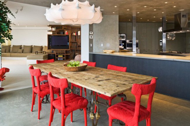 Червени столове за акцент в кухнята