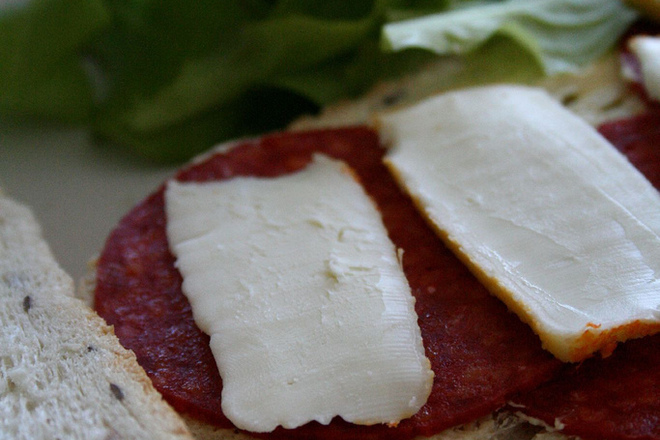 Сандвич със салам и топено сирене