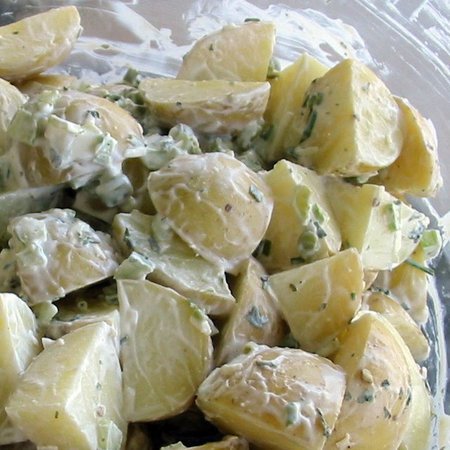 Large kartofena salata s praz luk i kiseli krastavichki