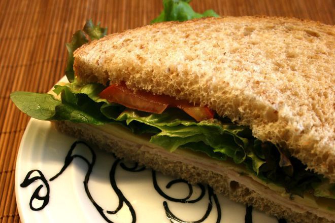 Сандвич с гауда и зелена салата