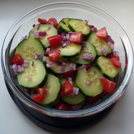 Large salata ot krastavitsi s cherven luk i cheri domati
