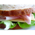 Сандвич от пълнозърнест хляб с шунка и кашкавал