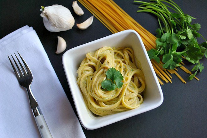 Спагети със сметана и кориандър