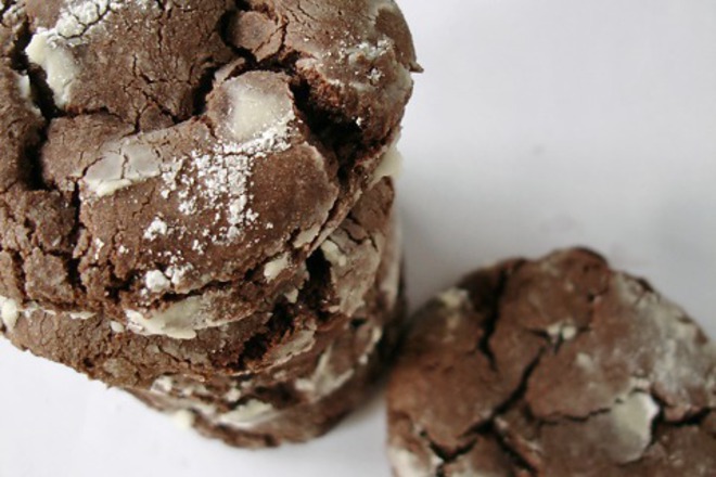 Напукани шоколадови бисквитки с пудра захар