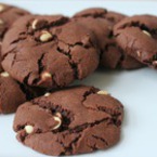 Medium napukani shokoladovi biskvitki s parchentsa byal shokolad