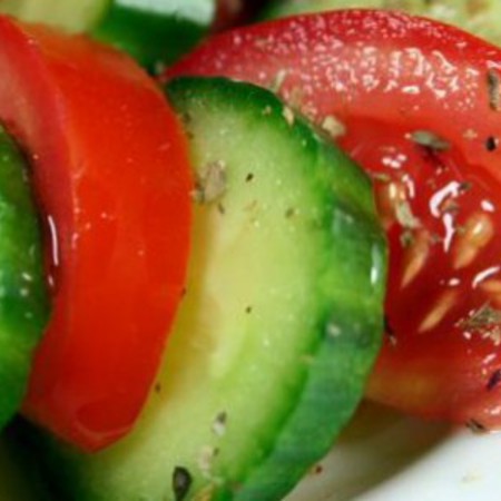 Large salata ot domati i krastavitsi s rigan