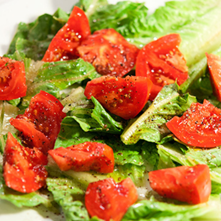 Large zelena salata s domati i rigan