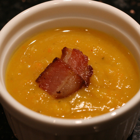 Large krem supa ot kartofi s morkovi i bekon