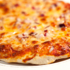 Пица с моцарела и червен лук
