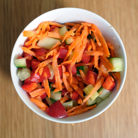 Large salata ot domati krastavitsi i morkovi