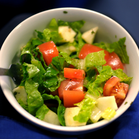 Large zelena salata s domati i krastavitsi