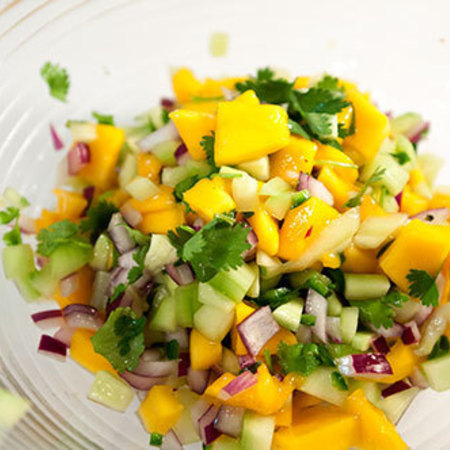 Large salata ot mango s krastavitsi i cherven luk