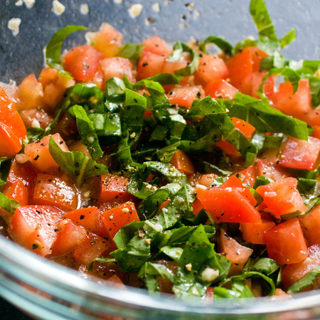 Large salata ot domati sas spanak i zehtin