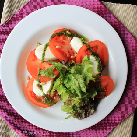 Large miks ot salati s domati motsarela i kedrovi yadki