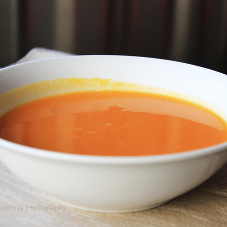 Large krem supa ot morkovi s portokal