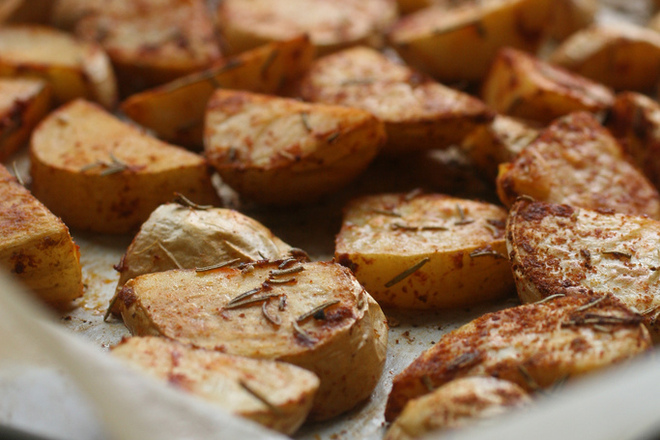 Печени картофи с розмарин и червен пипер