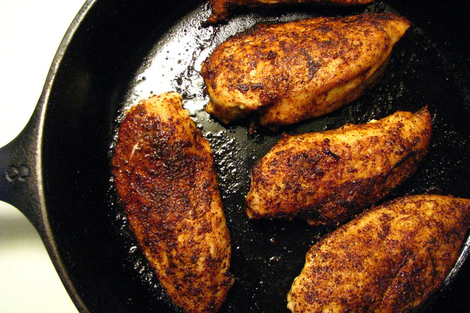 Пържени пилешки хапки с чесън и черен пипер