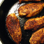 Пържени пилешки хапки с чесън и черен пипер