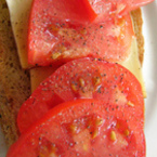 Сандвич с гауда, домати и черен пипер