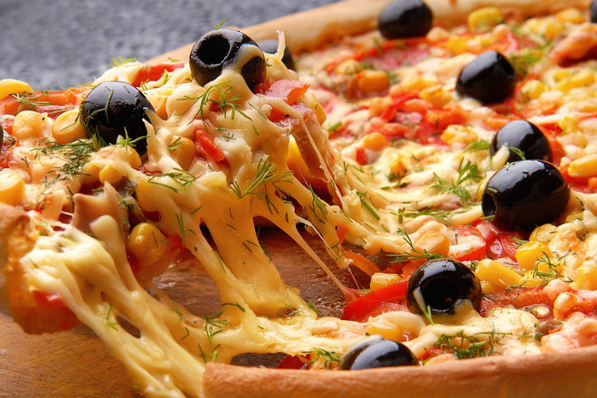 Пица с царевица, лук, чушки и маслини