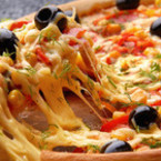 Пица с царевица, лук, чушки и маслини