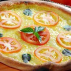 Пица с кашкавал, моцарела и пресни домати