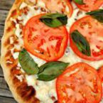 Пица с моцарела, синьо сирене и домати