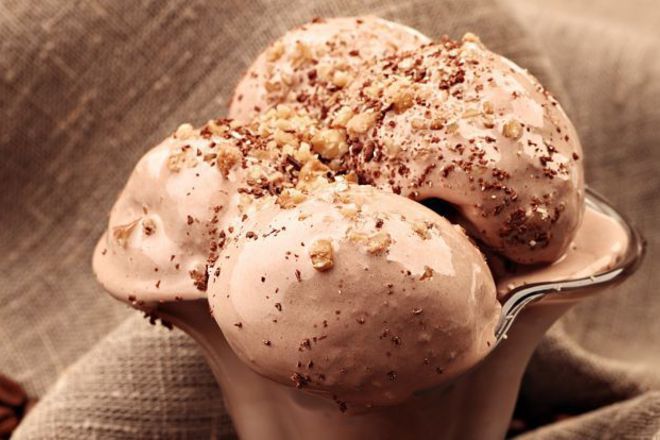 Шоколадов сладолед с орехи