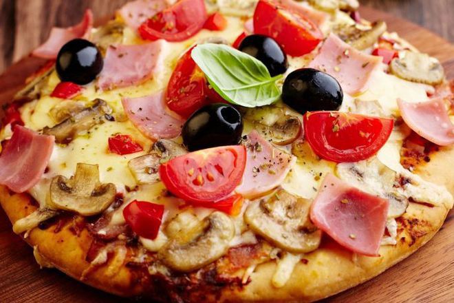 Пица с гъби, шунка, домати и маслини