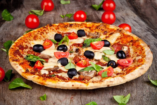 Пица с моцарела, гъби и маслини