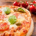 Пица с моцарела, босилек и маслини