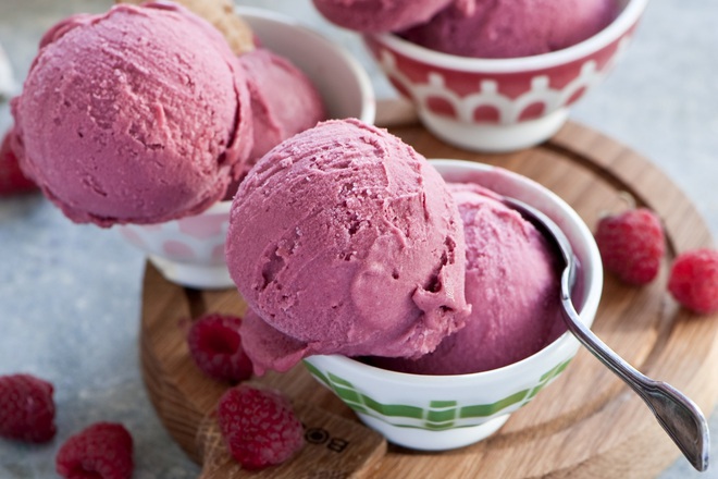 Сладоледен йогурт с малини