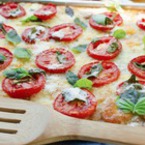 Пица с домати, моцарела, пармезан и босилек