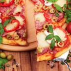 Пица с моцарела, зелени маслини, босилек и салам
