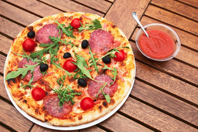 Пица със салам, маслини, рукола и чери домати